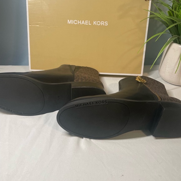 New in Box - Michael Kors Bootie Size 5 - Picture 3 of 5